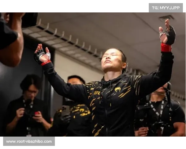 亚运会综合格斗张伟丽裸绞降服对手，赛后与日本选手握手致意